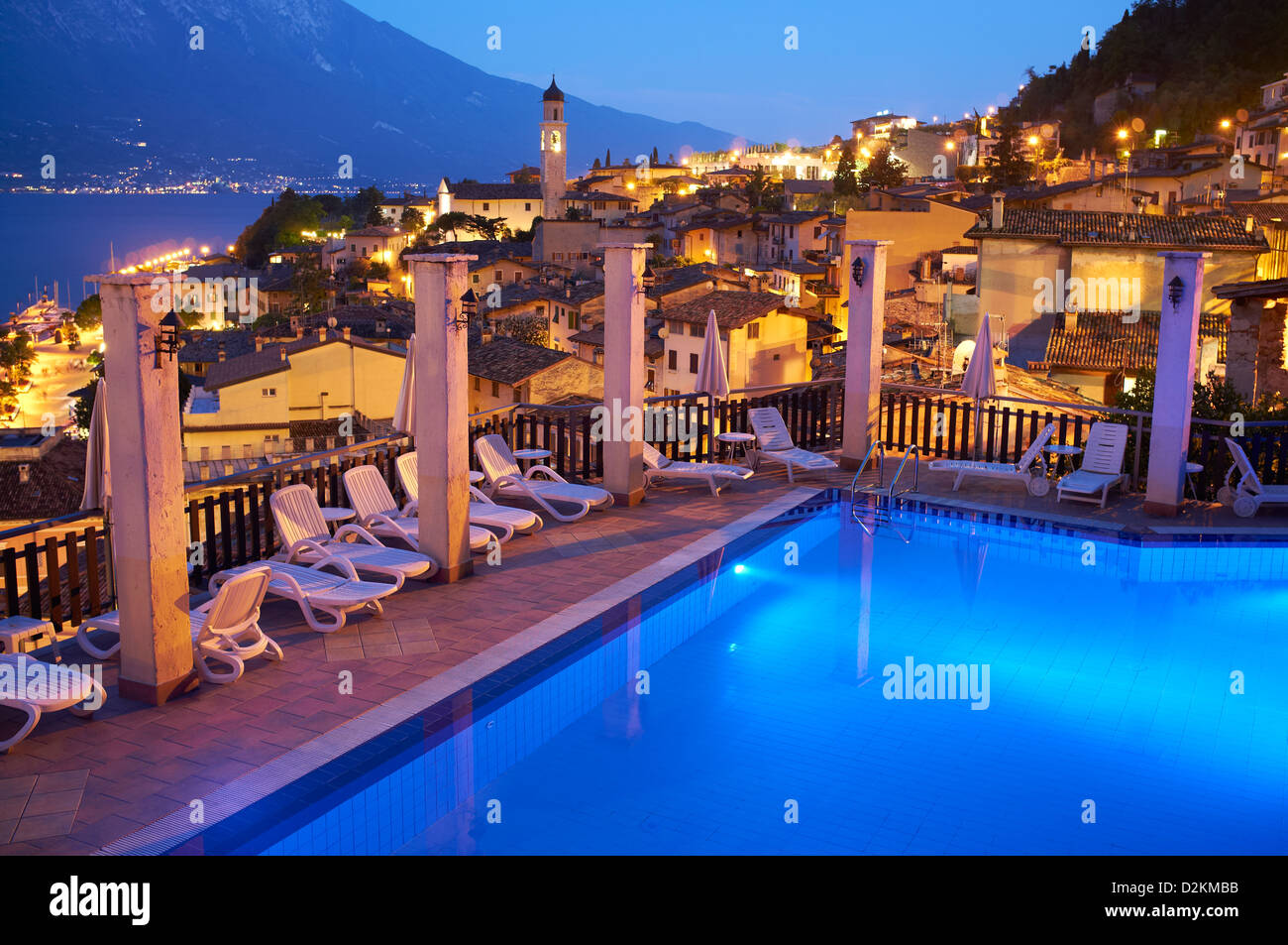 Schwimmbad und Limone im EveningSwimming Pool und Limone am Abend Stockfoto