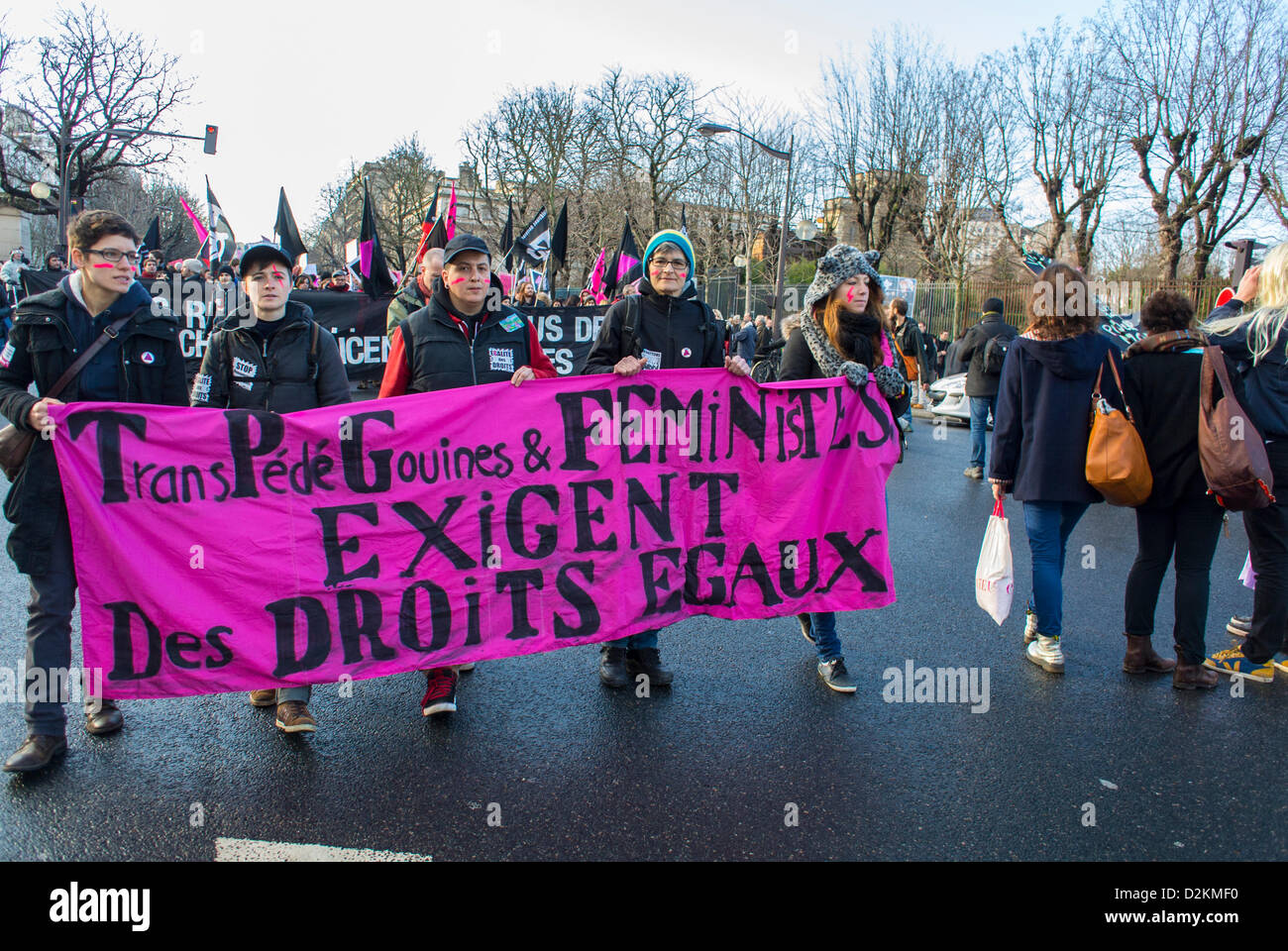 Paris, Frankreich. Französische LGTB N.G.O. Gruppen Demonstrantinnen marschieren für Rechte bei der pro Gay Mar-riage Demonstration, halten Demonstrantinnen: 'Trans Schwuchtel, Lesben und Feministen fordern gleiche Rechte' Trans-Rechte Protest, Homophobie Transphobie, Transgender-Rechte Stockfoto