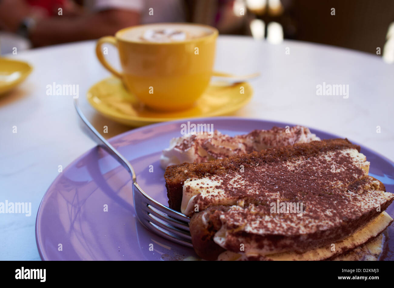Kaffee und Tiramisu mit Kakaopulver bestreut Stockfoto