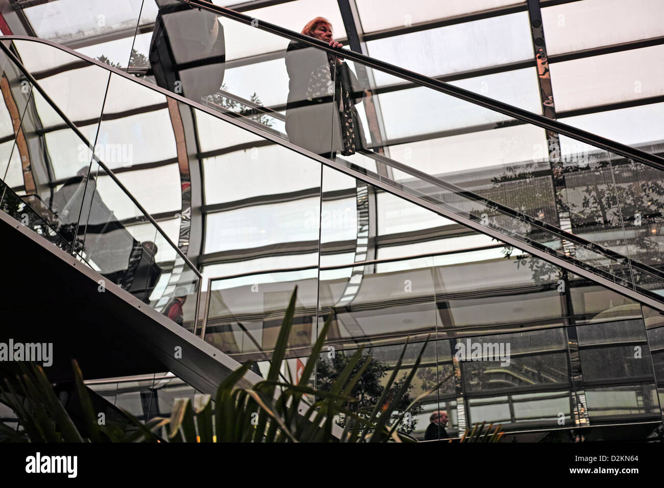 Spiegel-Rolltreppe in Düsseldorf Stockfoto