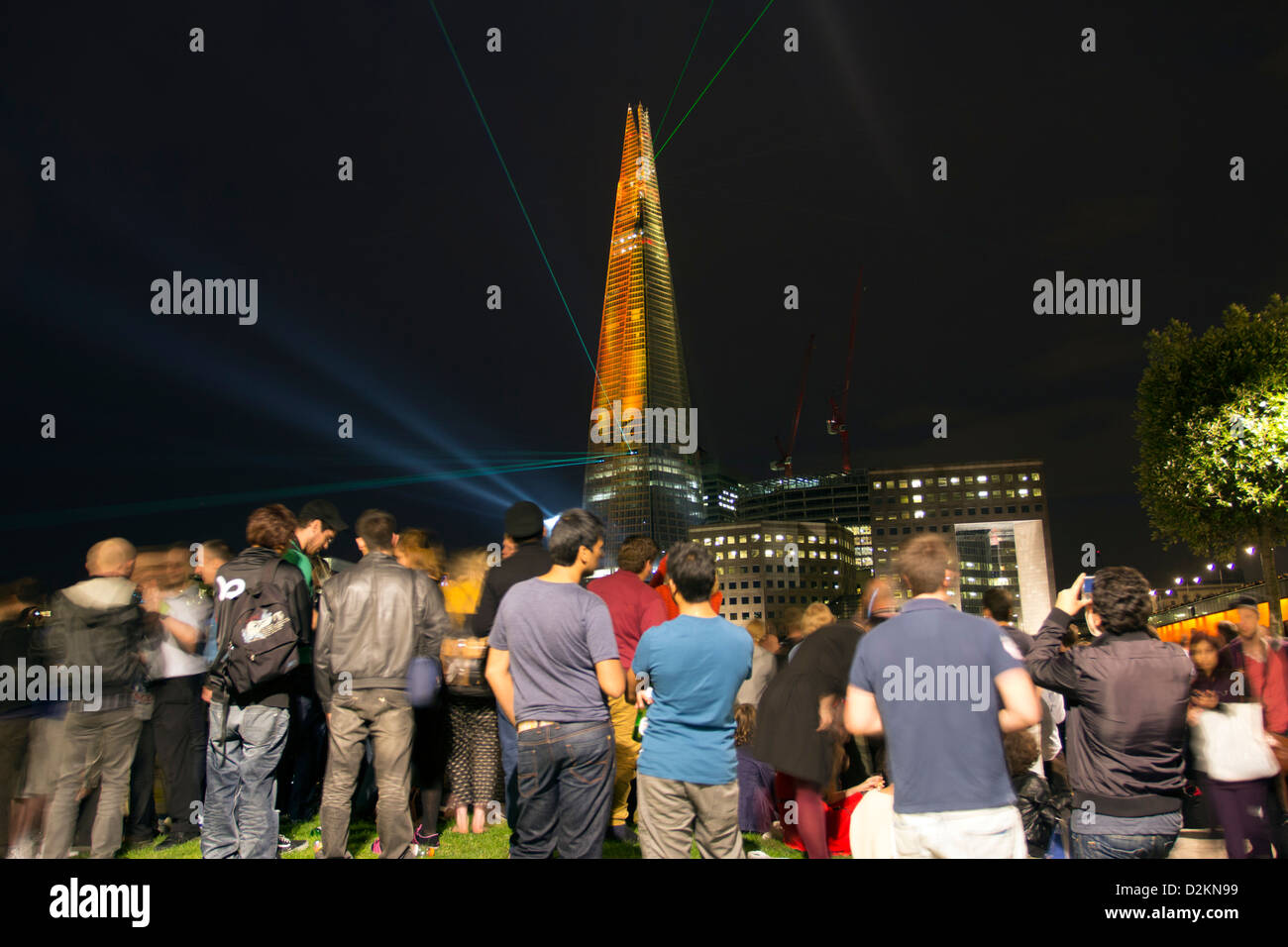 Menschenmassen beobachten Inaugural Laser Licht-Show - The Shard Wolkenkratzer - London Stockfoto