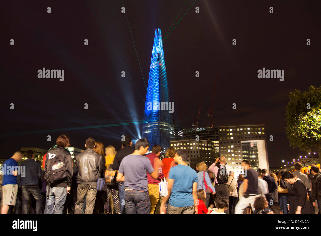 Menschenmassen beobachten Inaugural Laser Licht-Show - The Shard Wolkenkratzer - London Stockfoto
