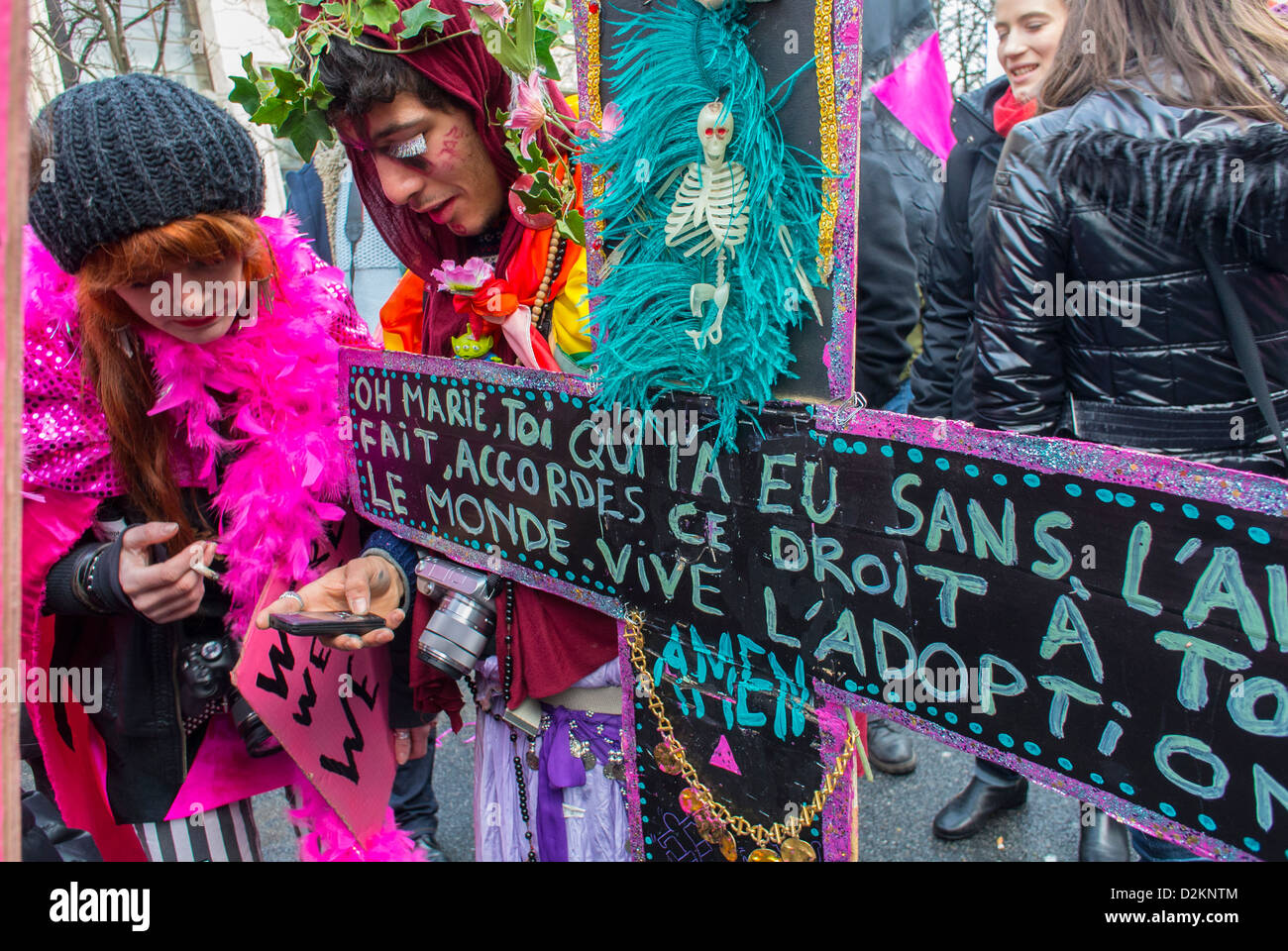 Paris, Frankreich, Französisch LGTB N.G.O 'Act Up Paris' Gruppe marschieren bei pro Gay Ehe Demonstration, ungewöhnliche Kostüm Mann mit auf die Straße zu überqueren Stockfoto