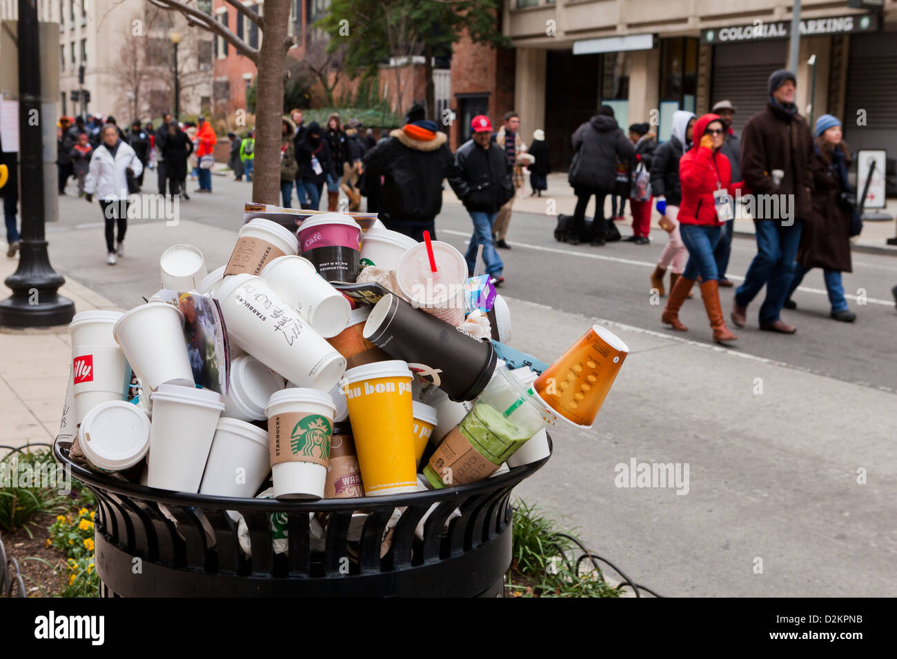 Ausrangierte Kaffeetassen, die aus dem öffentlichen Papierkorb überlaufen - USA Stockfoto