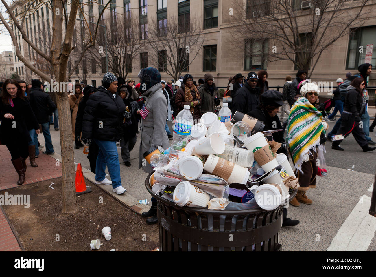 Ausrangierte Kaffeetassen überlaufen aus öffentlichen Papierkorb Stockfoto
