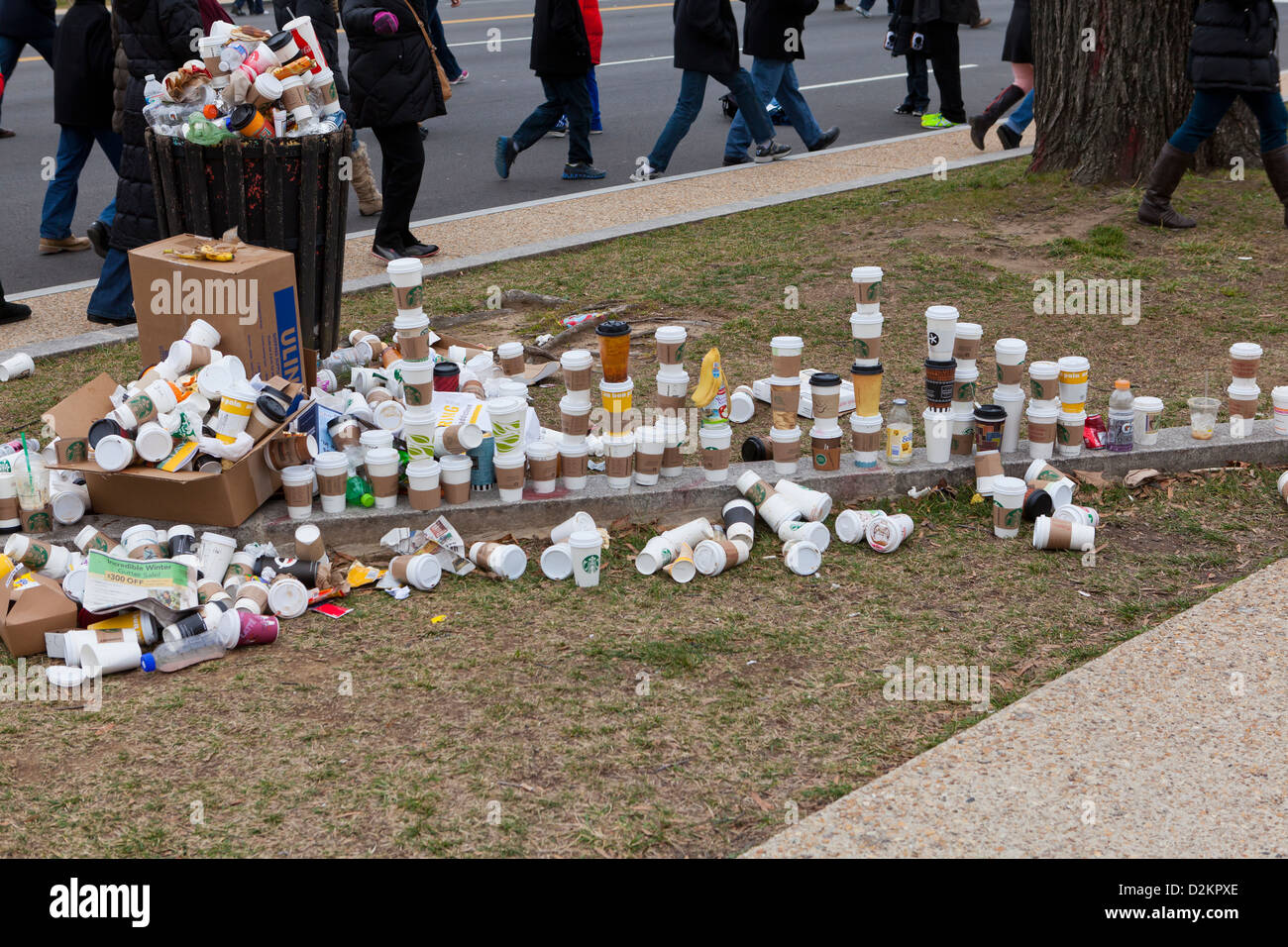 Ausrangierte Kaffeetassen überlaufen aus Papierkorb auf öffentlicher Straße Stockfoto
