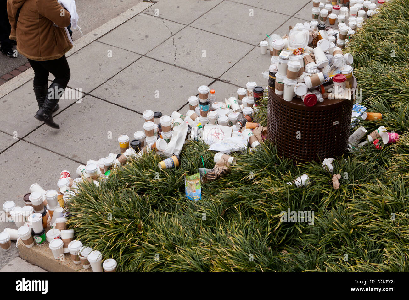 Ausrangierte Kaffeetassen überlaufen aus Papierkorb auf öffentlicher Straße Stockfoto