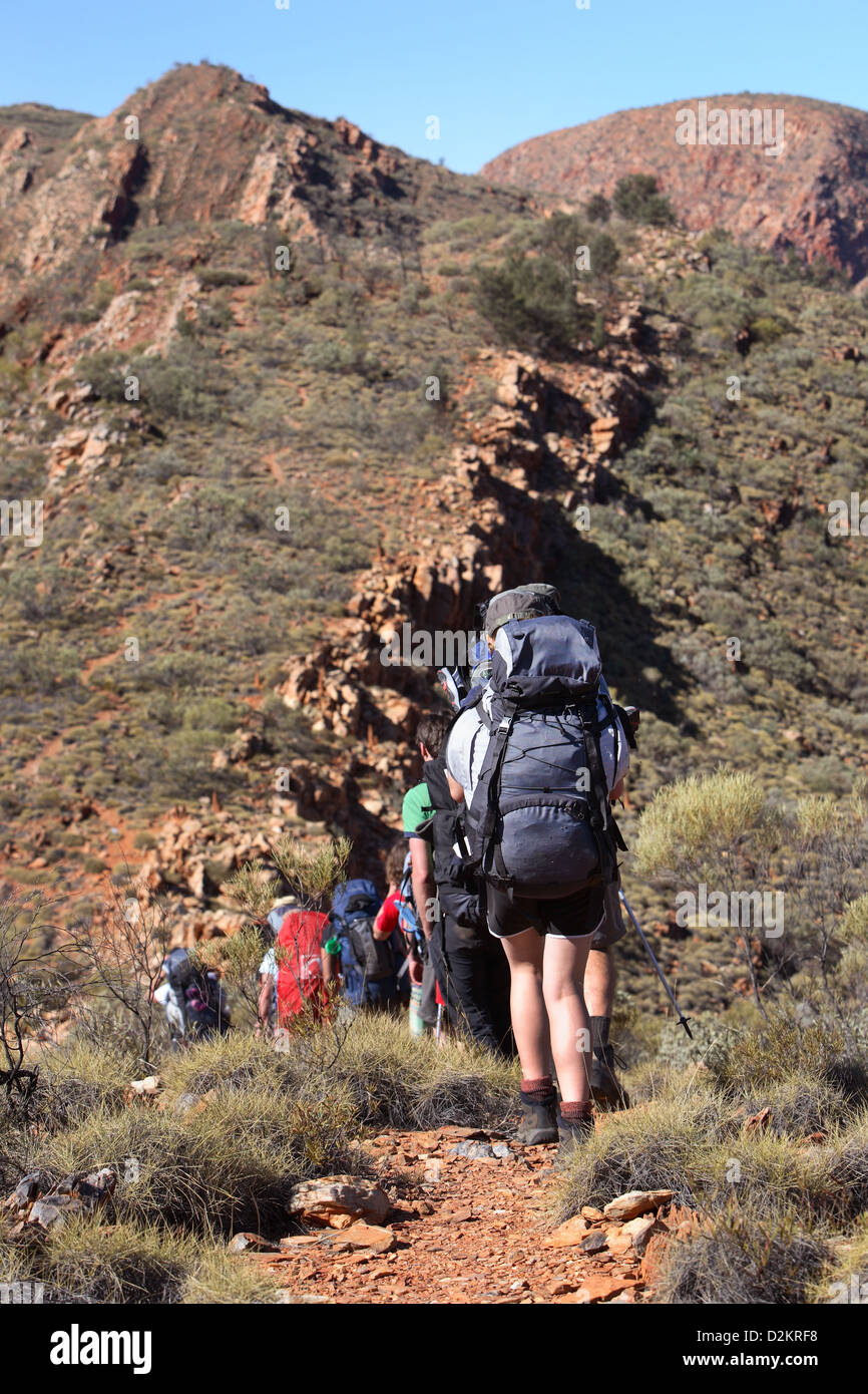 Wanderer auf dem Larapinta Trail. Westen MacDonnel reicht, Zentralaustralien. Stockfoto