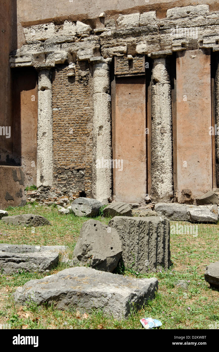 Rom Italien. Eingebettete römische Säulen in Seitenwand des San Nicola in Carcere Kirche zu griechischen Heiligen Nikolaus von Myra Stockfoto