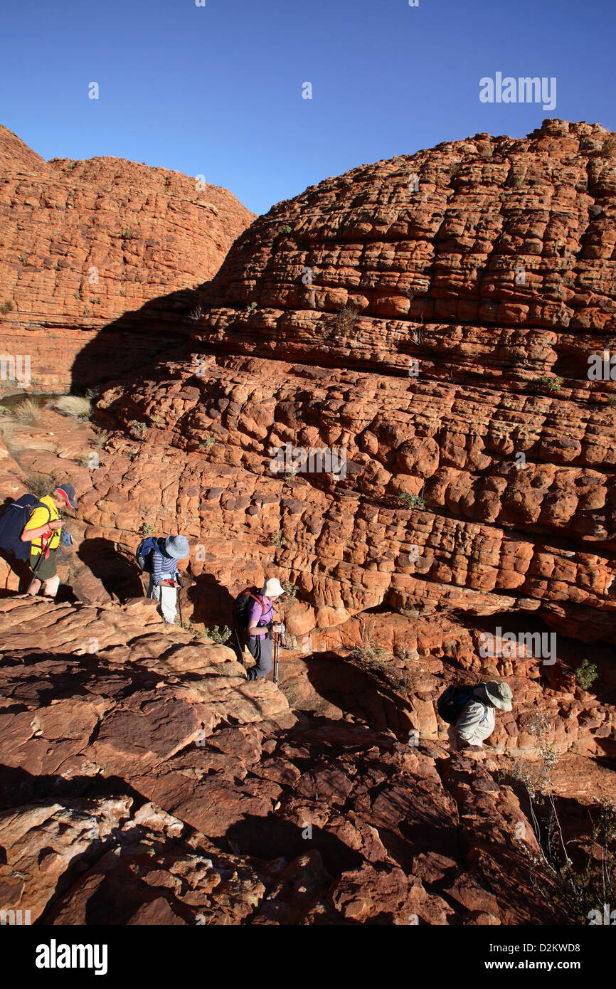 Wanderer auf dem richtigen Weg Giles. Watarrka National Park, Zentral-Australien. Stockfoto