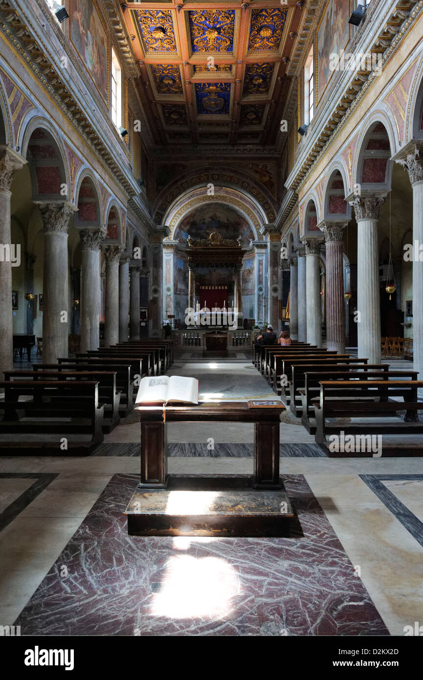 Rom. Italien. Drei der sechs eingebettete römischen Säulen in einer Seitenwand des San Nicola in Carcere Kirche, Stockfoto