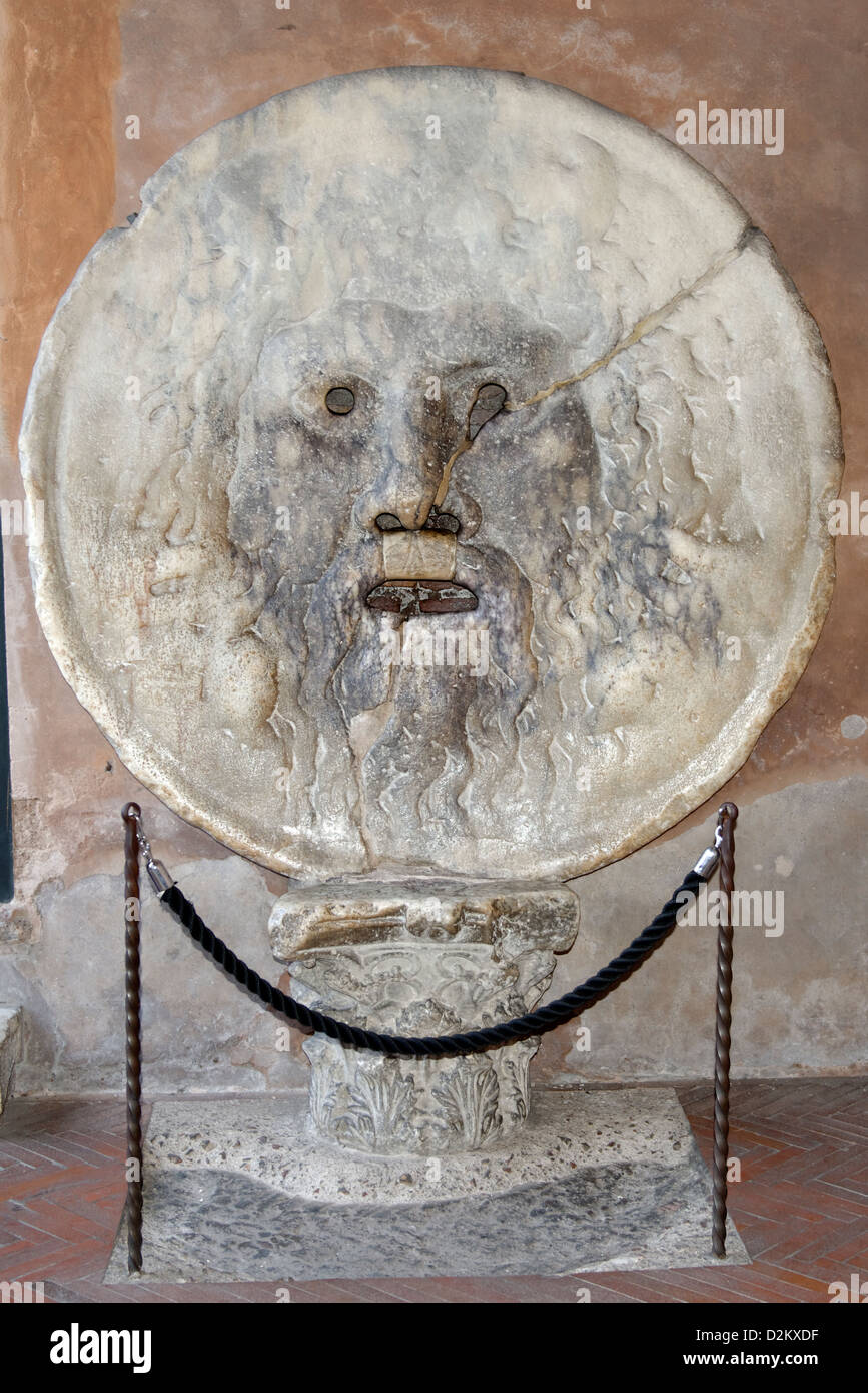 Rom Italien. Die Bocca della Verita (Mund der Wahrheit) eine kreisförmige Erleichterung in der Vorhalle der Basilika di Santa Maria in Cosmedin. Stockfoto