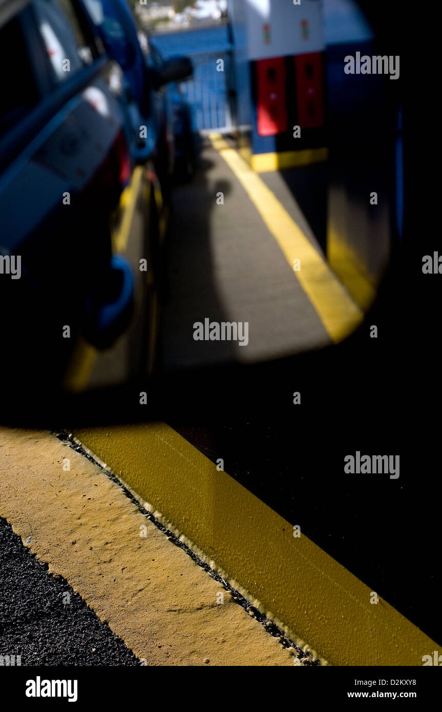 Gelbe Linie spiegelt sich im Spiegel, Closeup, Beton, Richtung, schmutzig, Boden, vorwärts, Hintergrund, Strahl, schwarz, blau, dunkel, darkne Stockfoto