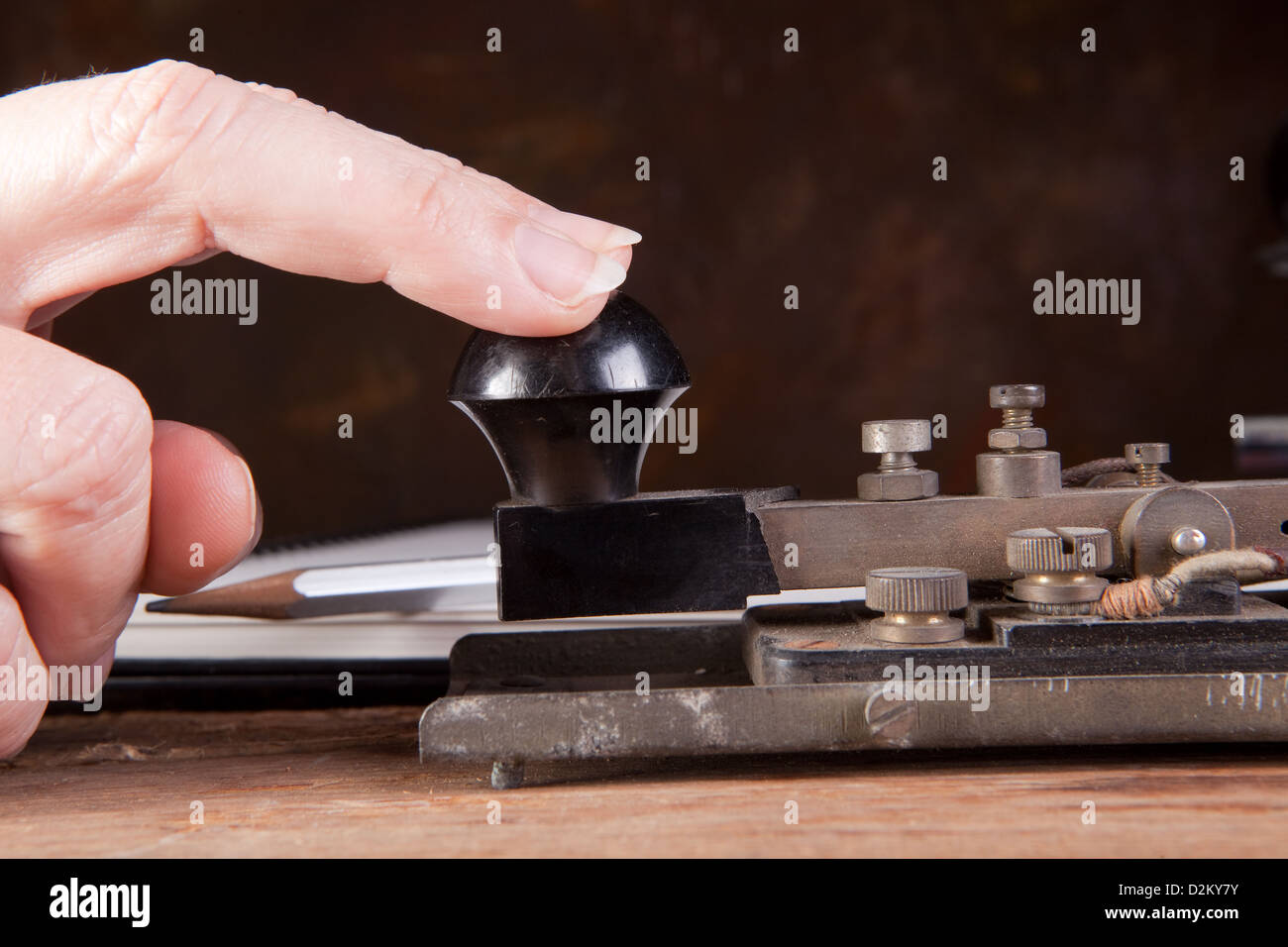 Fingern tippen Morse-Code auf einem antiken telegraph Stockfoto