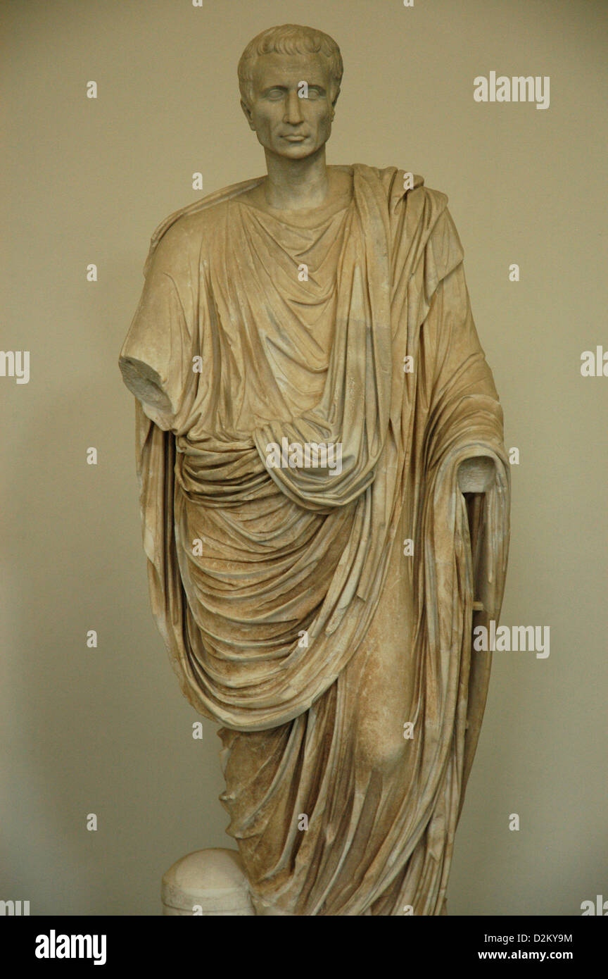 Römische Statue eines Mannes eine Toga tragen. 1. Jahrhundert n. Chr. Marmor. Gefunden Sie in La Colonna, Italien. Pergamon-Museum. Berlin. Stockfoto