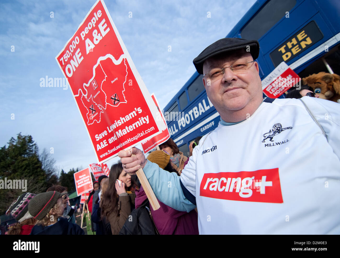 Starke Unterstützung von den Spielern und Fans des FC Millwall!. Dazu beigetragen, den Protest zu speichern Lewisham Krankenhaus-Kampagne zu verstärken. Stockfoto