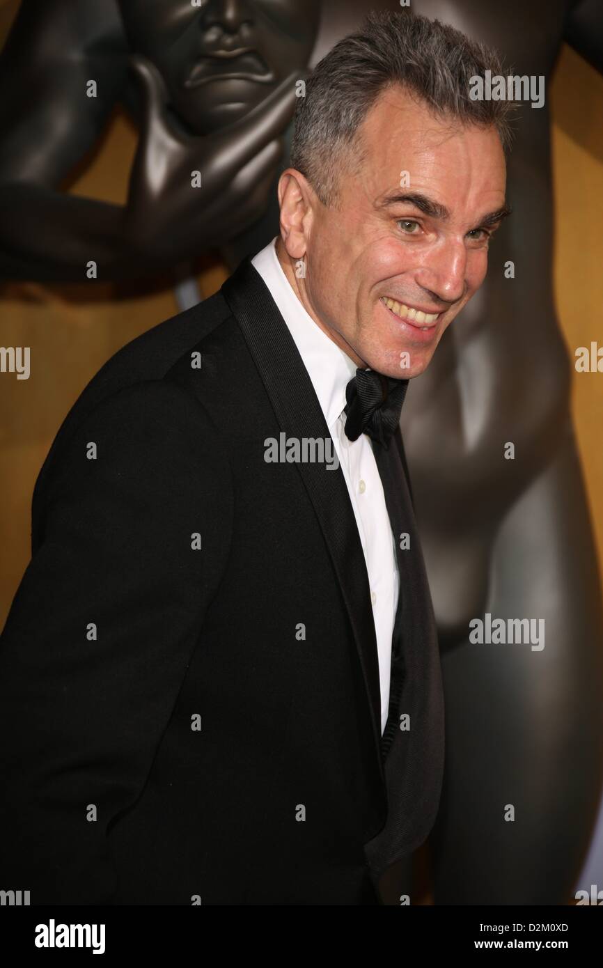 Los Angeles, USA. 27. Januar 2013. Britischer Schauspieler Daniel Day-Lewis, Gewinner des hervorragende Leistung durch einen Schauspieler in einer Hauptrolle für "Lincoln", Ose im Presseraum Foto von der 19. Annual Screen Actors Guild Awards im Shrine Auditorium in Los Angeles, USA, am 27. Januar 2013. Foto: Hubert Boesl / Alamy Live News Stockfoto