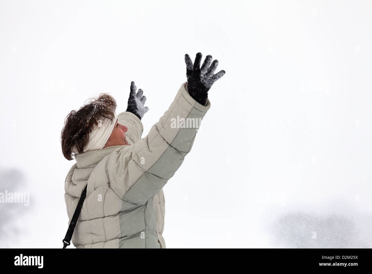 Ekstatische glücklich mittlere gealterte Frau genießen Winter im Freien. Stockfoto