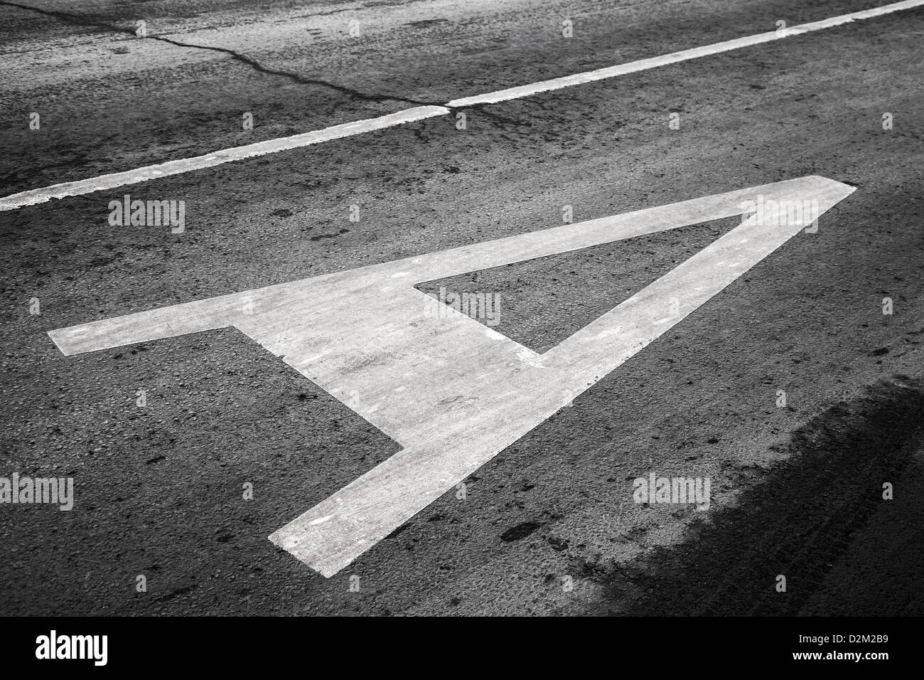 Buchstabe A. Zeichen bedeutet Bus Weg Label auf der asphaltierten Straße in Russland Stockfoto