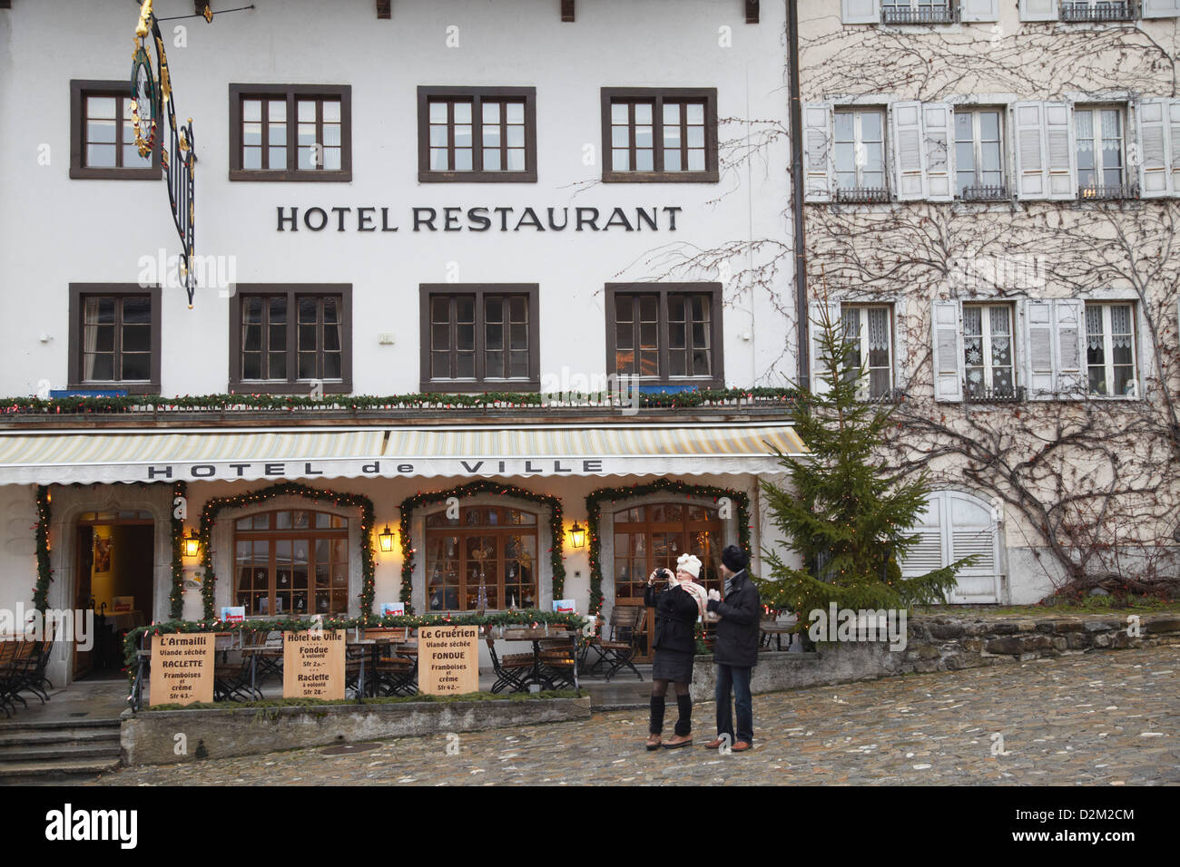 Paar draußen Restaurant, Gruyères, Freiburg, Schweiz Stockfoto