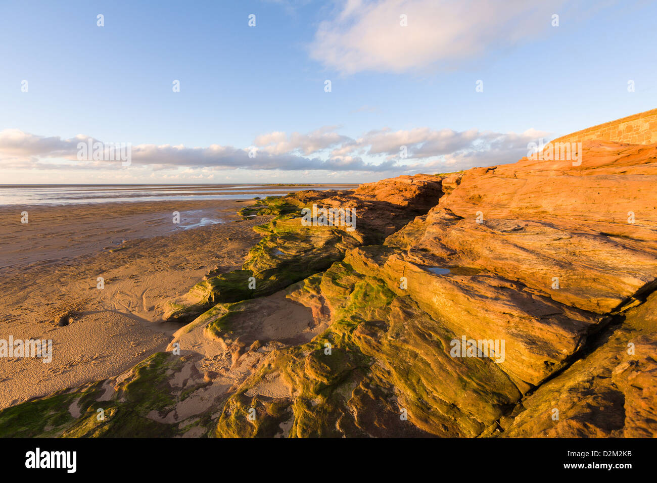 Wellige Sand und Sandstein Felsen bei Ebbe, Wirral, England Stockfoto