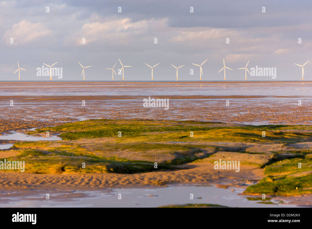 Windkraftanlagen vor Küste Englands Stockfoto