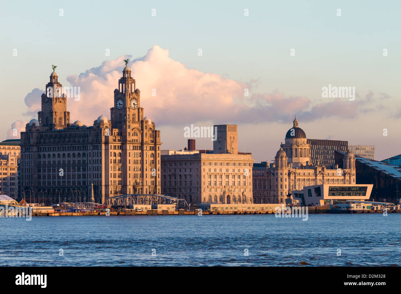 Liverpool Skyline zeigt Liver Building Stockfoto