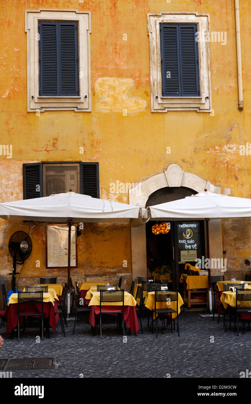 Rom. Italien. Blick auf ein Café am Collegio dei Bergamaschi auf der Piazza di Pietra gelegen. Stockfoto