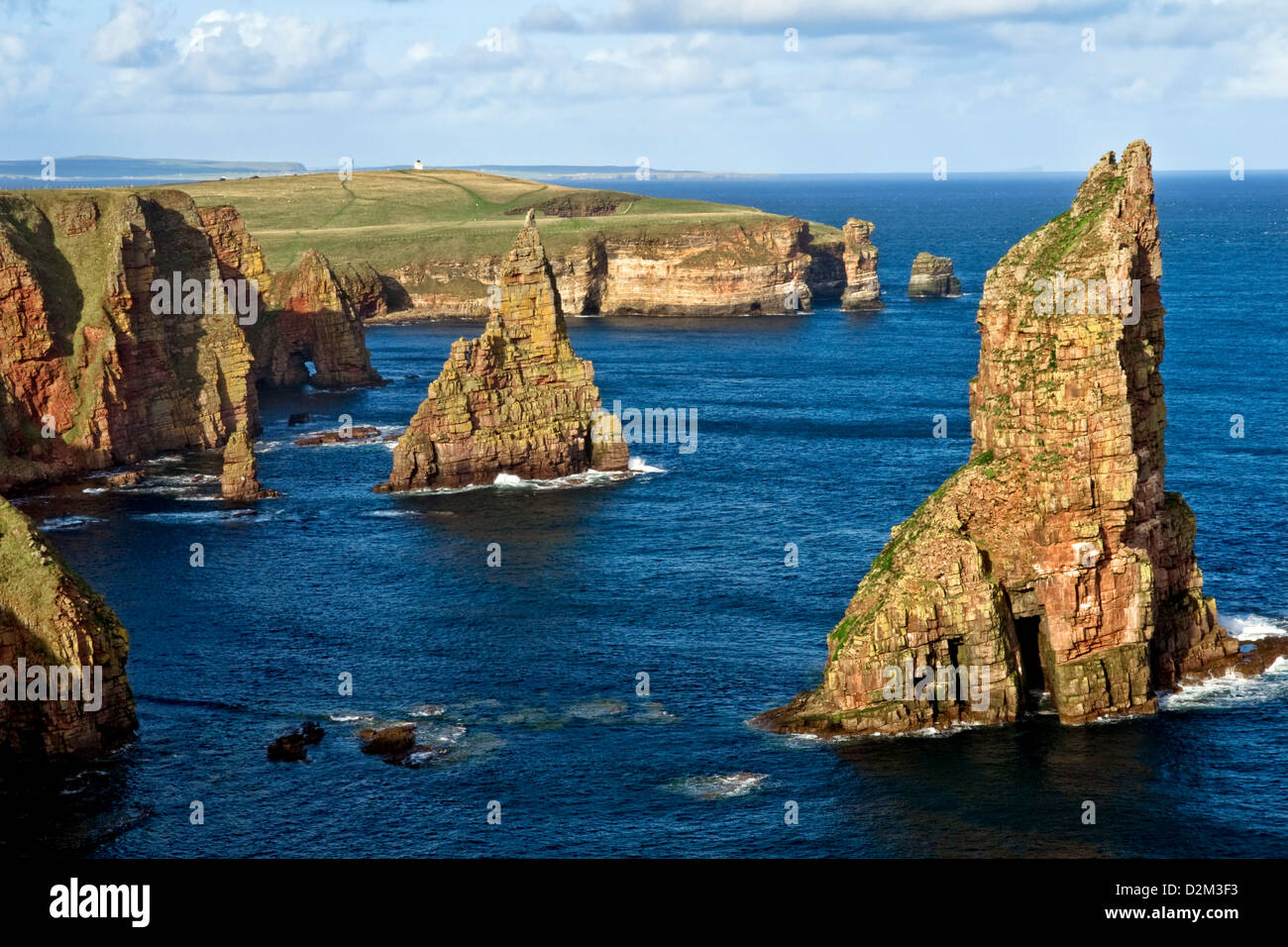 Duncansby Stacks, in der Nähe von Duncansby Kopf, John O'Groats, Schottland, zeigen die beeindruckenden Klippen und Säule wie Felsformationen Stockfoto