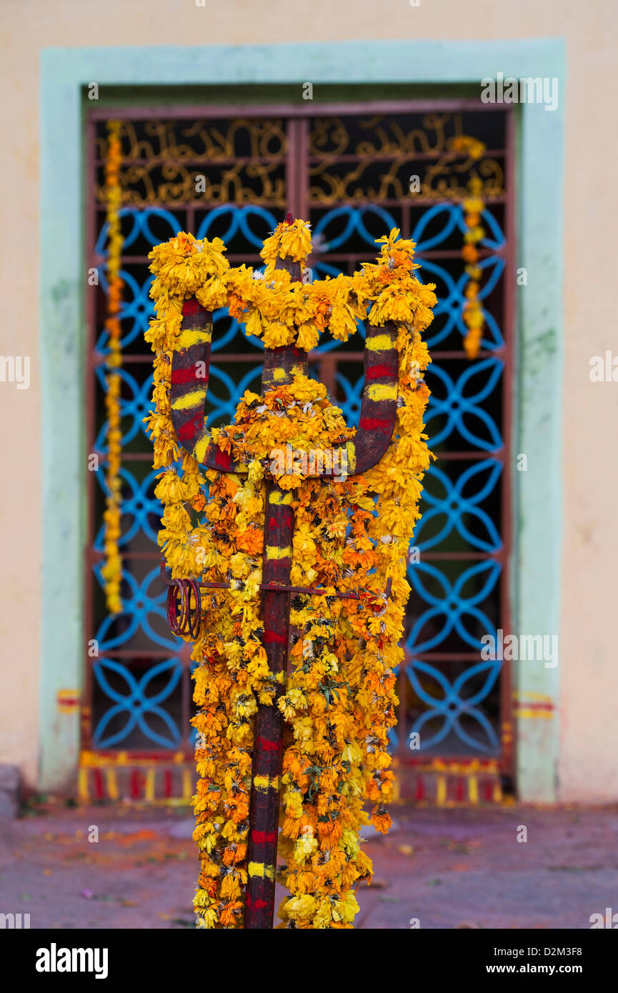 Dekorative Blumen bekränzt Trident vor einen hindu-Tempel. Andhra Pradesh, Indien Stockfoto Dekorative Blumen bekränzt Trident vor einen hindu-Tempel. Andhra Pradesh, Indien Stockfoto