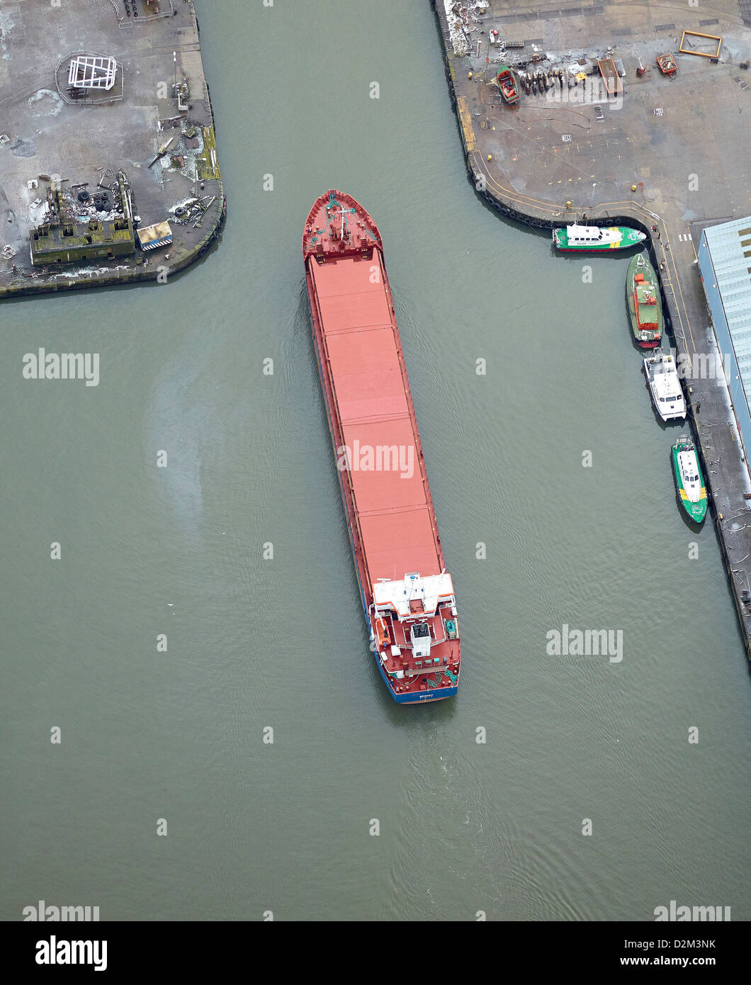 Fracht-Schiff Manouvering in Liverpool Dock, North West England Stockfoto