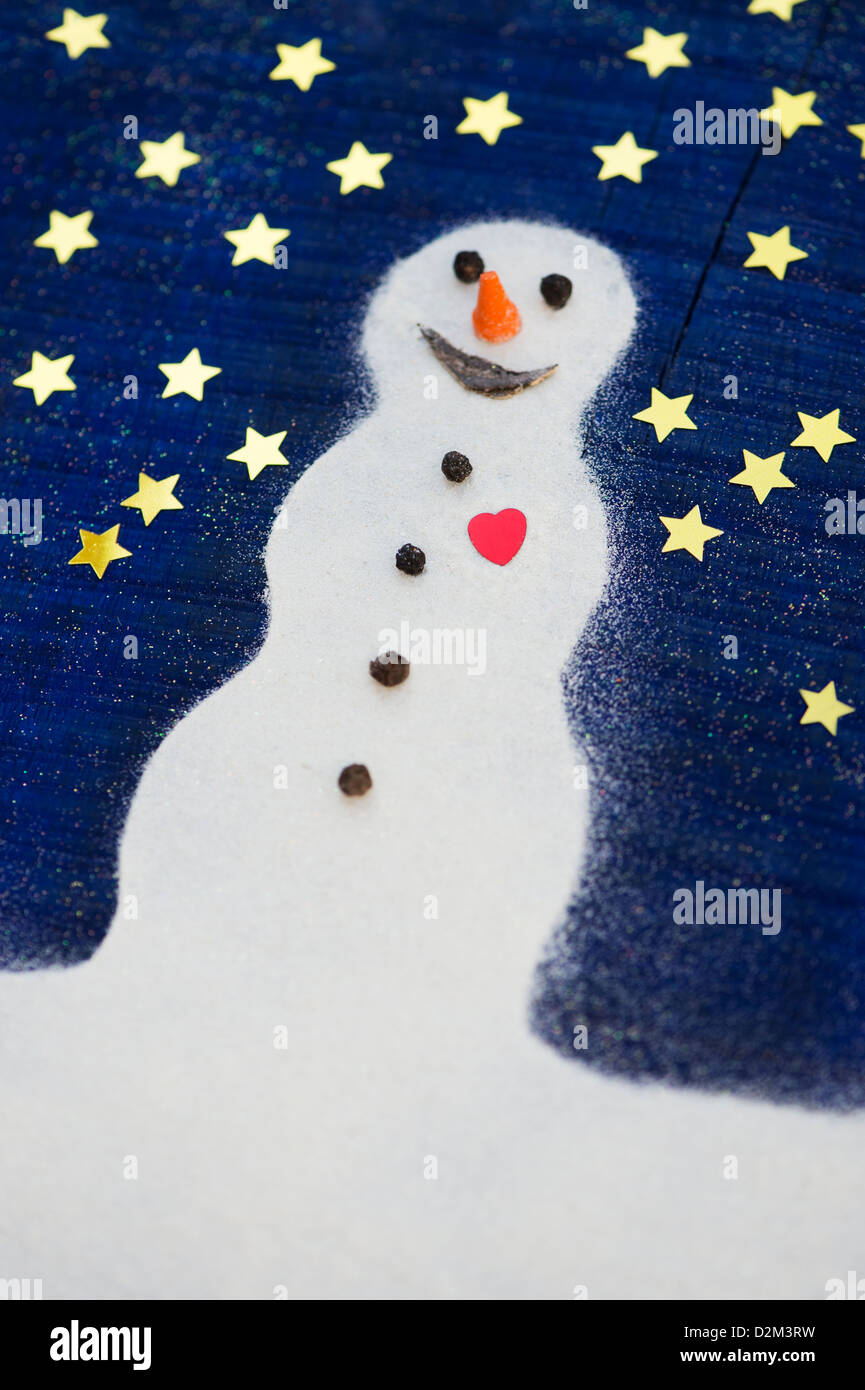 Schneemann mit einem roten Herzen im Schnee gegen sternenklaren Himmel Konzept Stockfoto