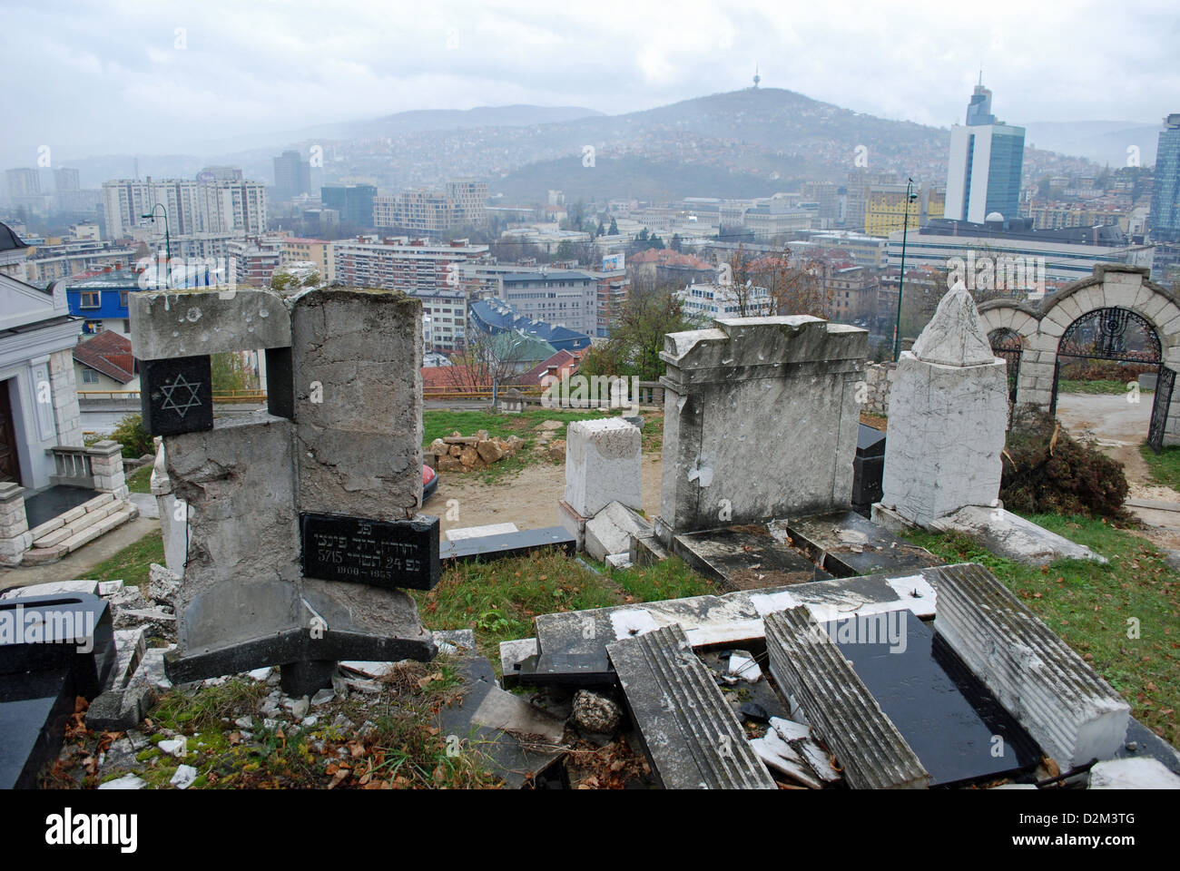 Alter jüdischer Friedhof am Mount Trebević während der Belagerung von Sarajevo von bosnisch-serbischen Scharfschützen besetzt war. Stockfoto