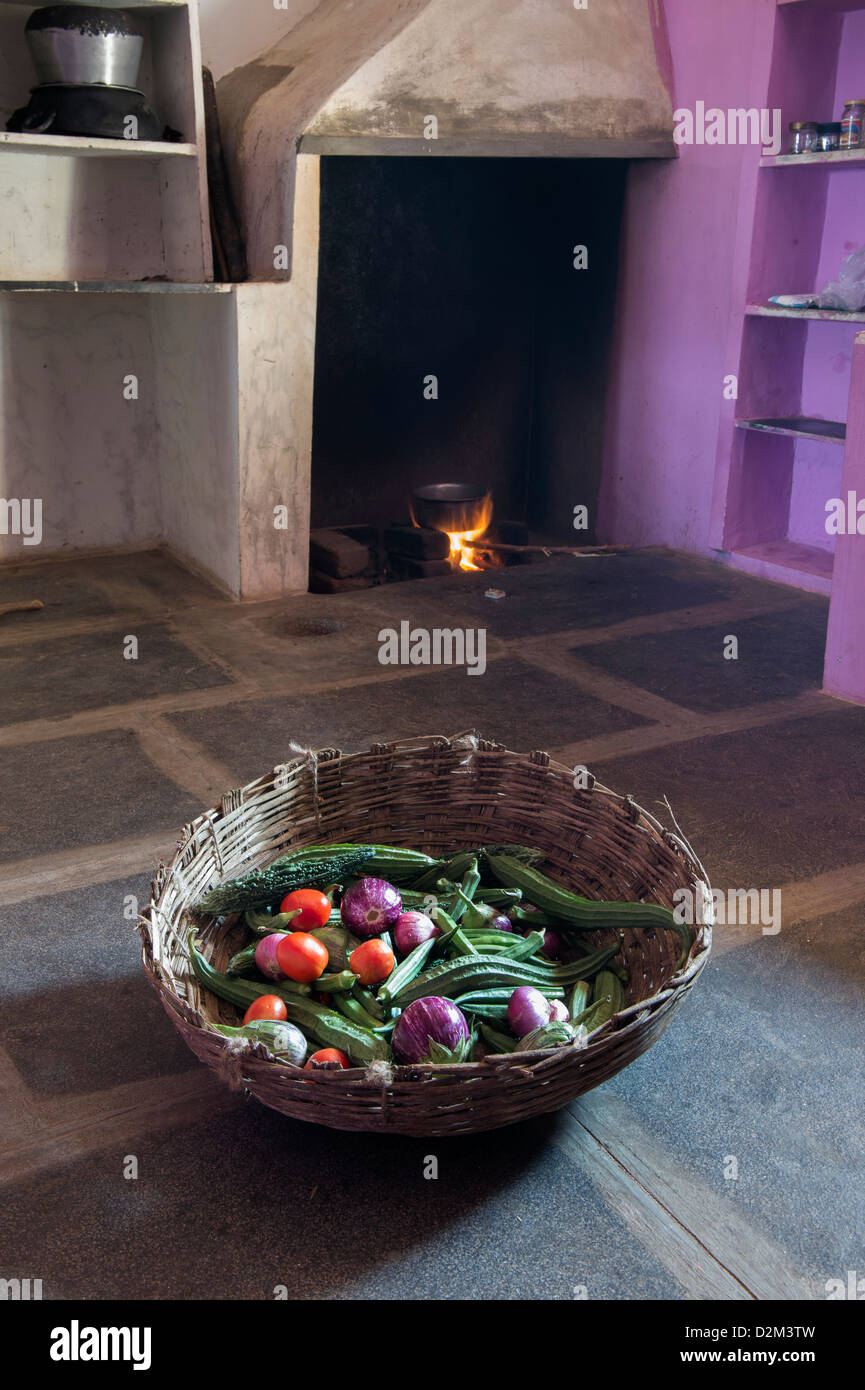 Korb mit indischen Gemüse in der Küche von einem indischen Dorf-Haus. Andhra Prasdesh, Indien Stockfoto