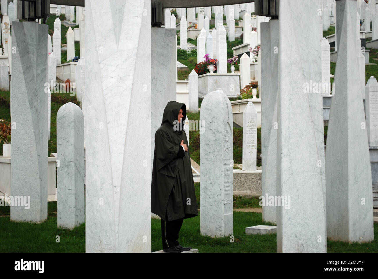 Das Grab des ehemaligen bosnischen Präsidenten Alija Izetbegović von einem Soldaten bewacht. Das Grab wurde durch einen Bombenangriff im Jahr 2006 beschädigt. Stockfoto
