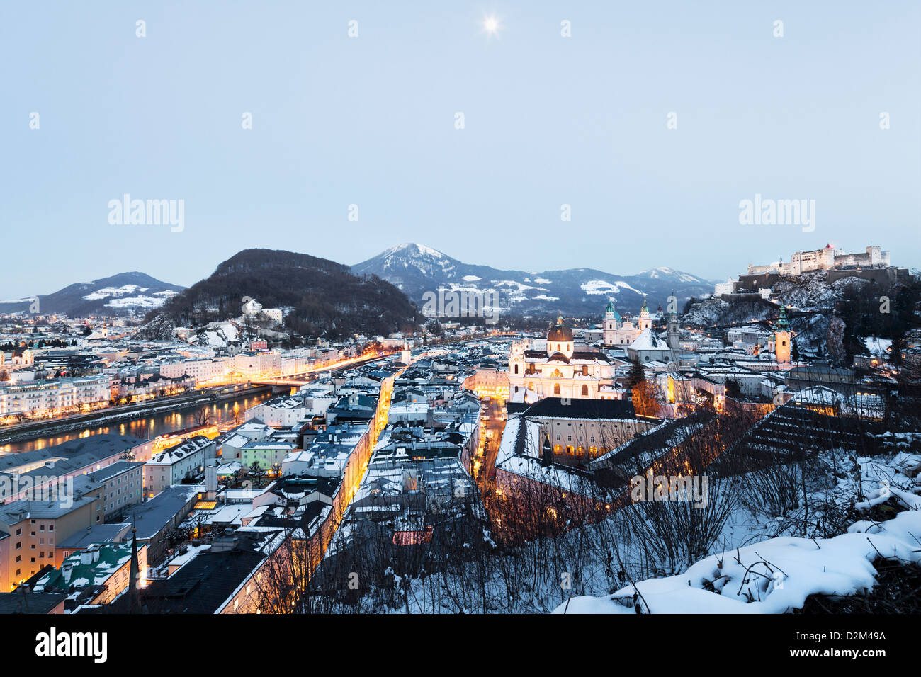 Stadt Salzburg am Abend Stockfoto