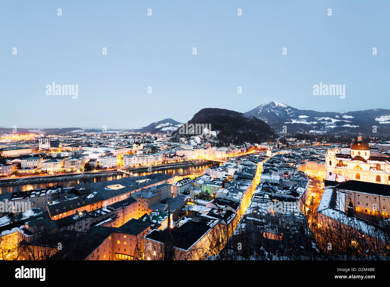 Stadt Salzburg am Abend Stockfoto