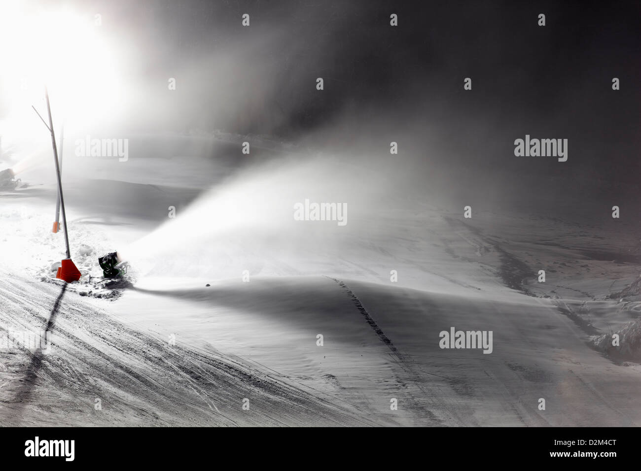 Schneekanonen auf der Skipiste Stockfoto