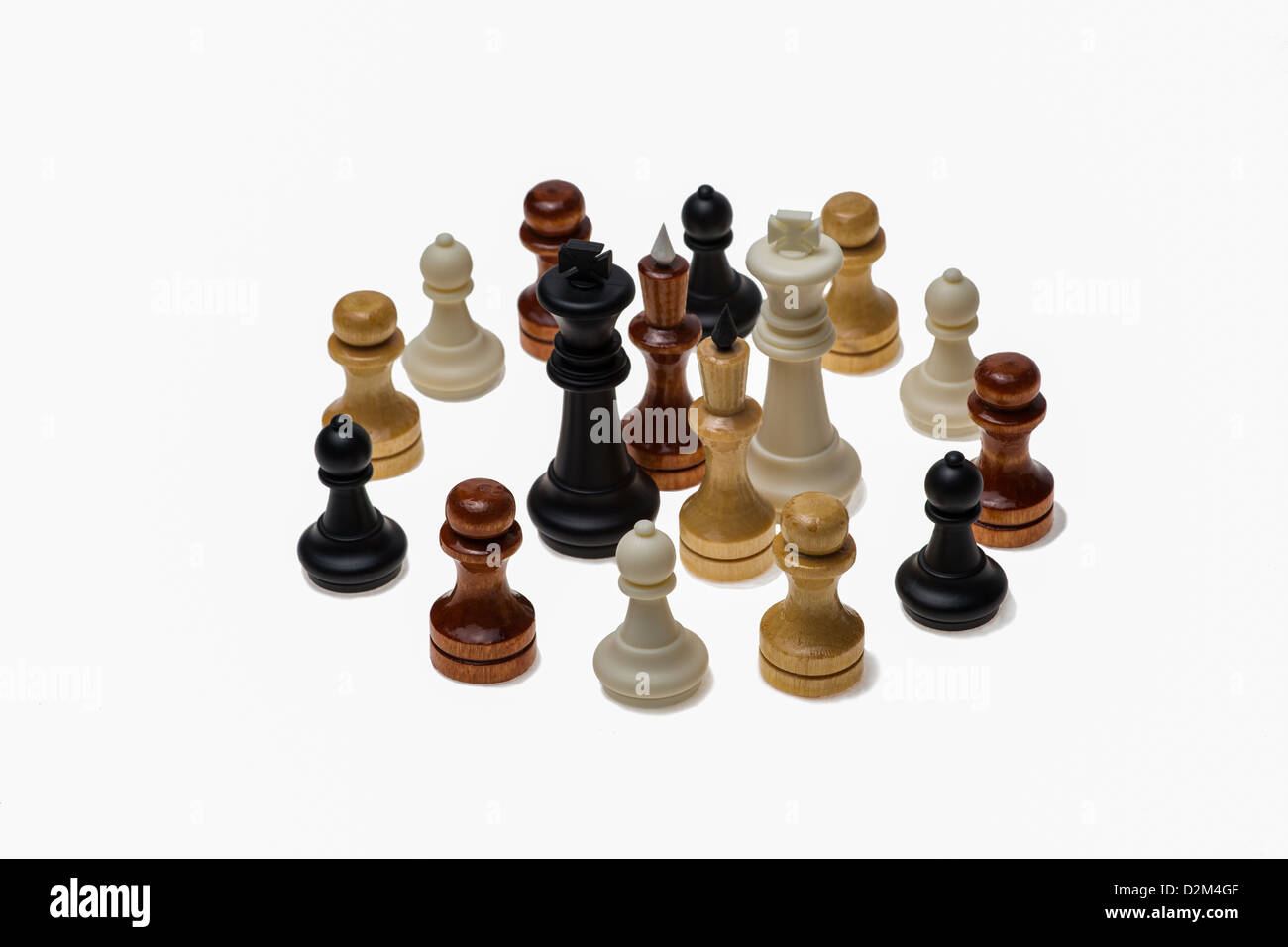 UBUNTU - die Einheit des Volkes. Vier Schach-Könige der schwarzen, weißen, gelben und braunen Farbe umgeben von Figuren der gleichen Farbe, Stockfoto