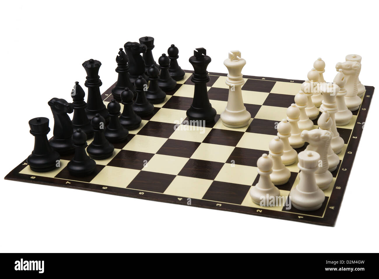 Friedensverhandlungen auf Gipfelebene. Ein fertiges spielen Sätze von Schach und schwarzen und weißen Könige in der Mitte ein Schachbrett. Stockfoto