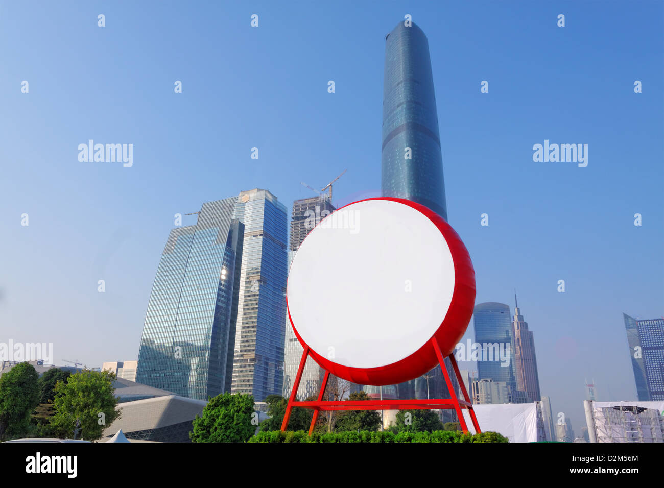 chinesische große Trommel und moderne Stadt als Hintergrund für die Werbung Stockfoto