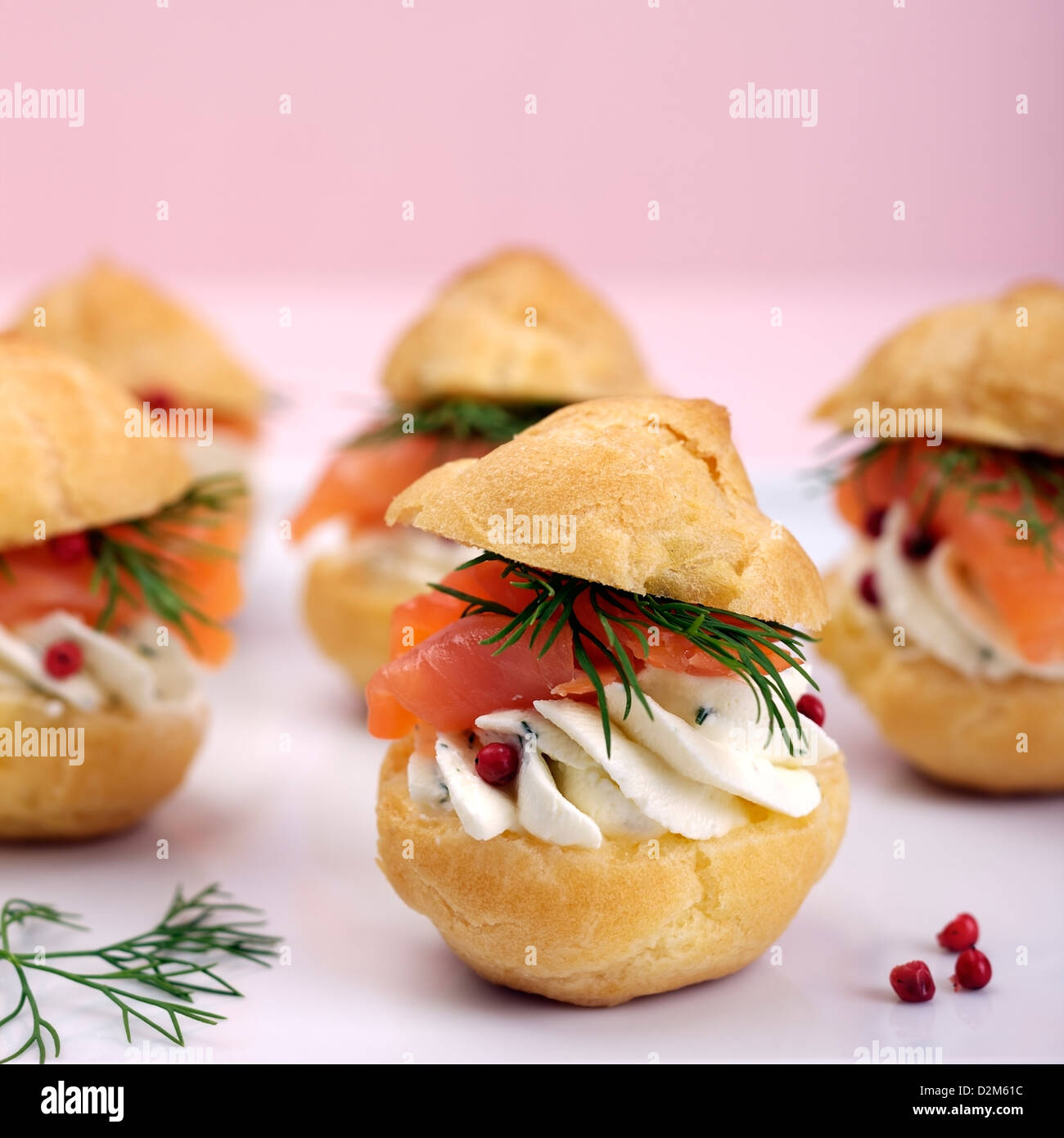 Herzhafte Choux Windbeutel gefüllt mit geräuchertem Lachs und ...