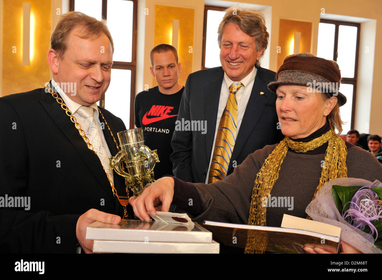 Bürgermeister von Hustopece Lubos Kuchynka (links) ist mit legendären Hochspringer, Erfinder der Flop gesehen und Olympiasieger von 1968 Richard Fosbury (zweiter von rechts) mit seinem partner, Roberta Tomasio (rechts) und Weltmeister Jesse Williams (zweiter von links), ein Teilnehmer von Mähren Hochsprung Tour in Hustopece (ca. 206 km Süd-östlich von Prag) Tschechien, 25. Januar 2013. (Foto/Vaclav Salek CTK) Stockfoto
