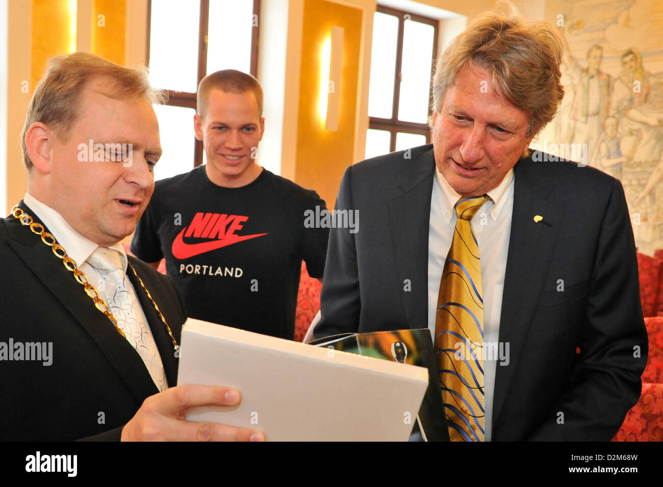 Bürgermeister von Hustopece Lubos Kuchynka (links) sieht man mit legendären Hochspringer, Erfinder der Flop und Olympiasieger von 1968 Richard Fosbury (rechts) und Weltmeister Jesse Williams (Mitte), ein Teilnehmer von Mähren Hochsprung Tour in Tschechien Hustopece (ca. 206 km Süd-östlich von Prag), 25. Januar 2013. (Foto/Vaclav Salek CTK) Stockfoto