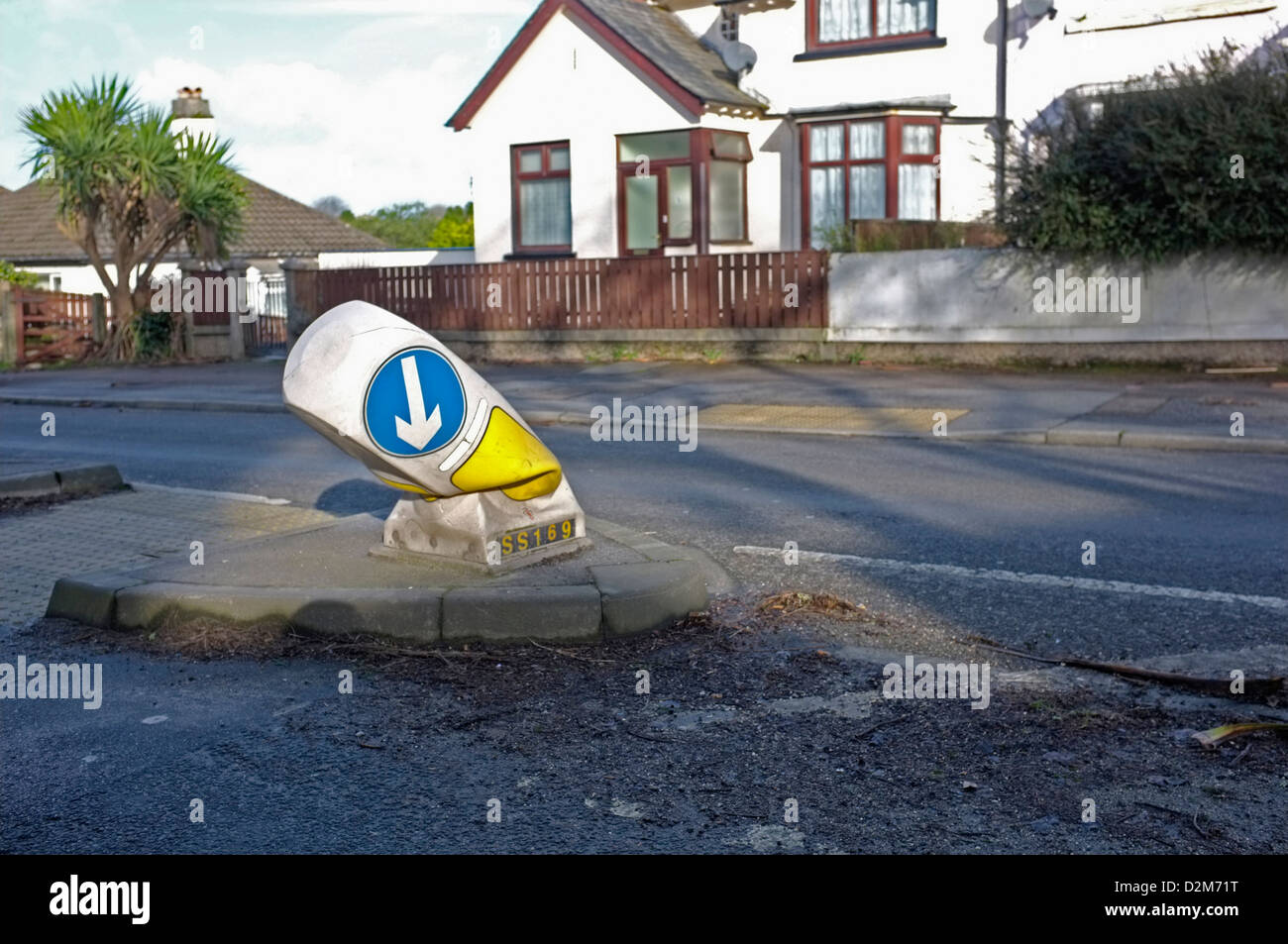 Ein beschädigtes Verkehrszeichen in Falmouth, Cornwall UK Stockfoto