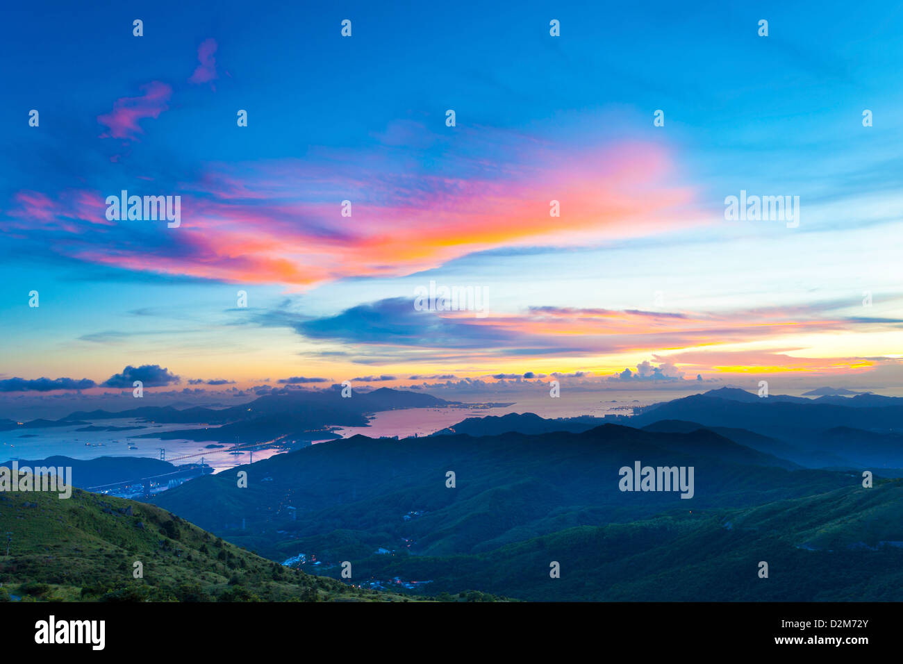 Majestätischen Sonnenuntergang inmitten der Berge von Hong Kong Stockfoto