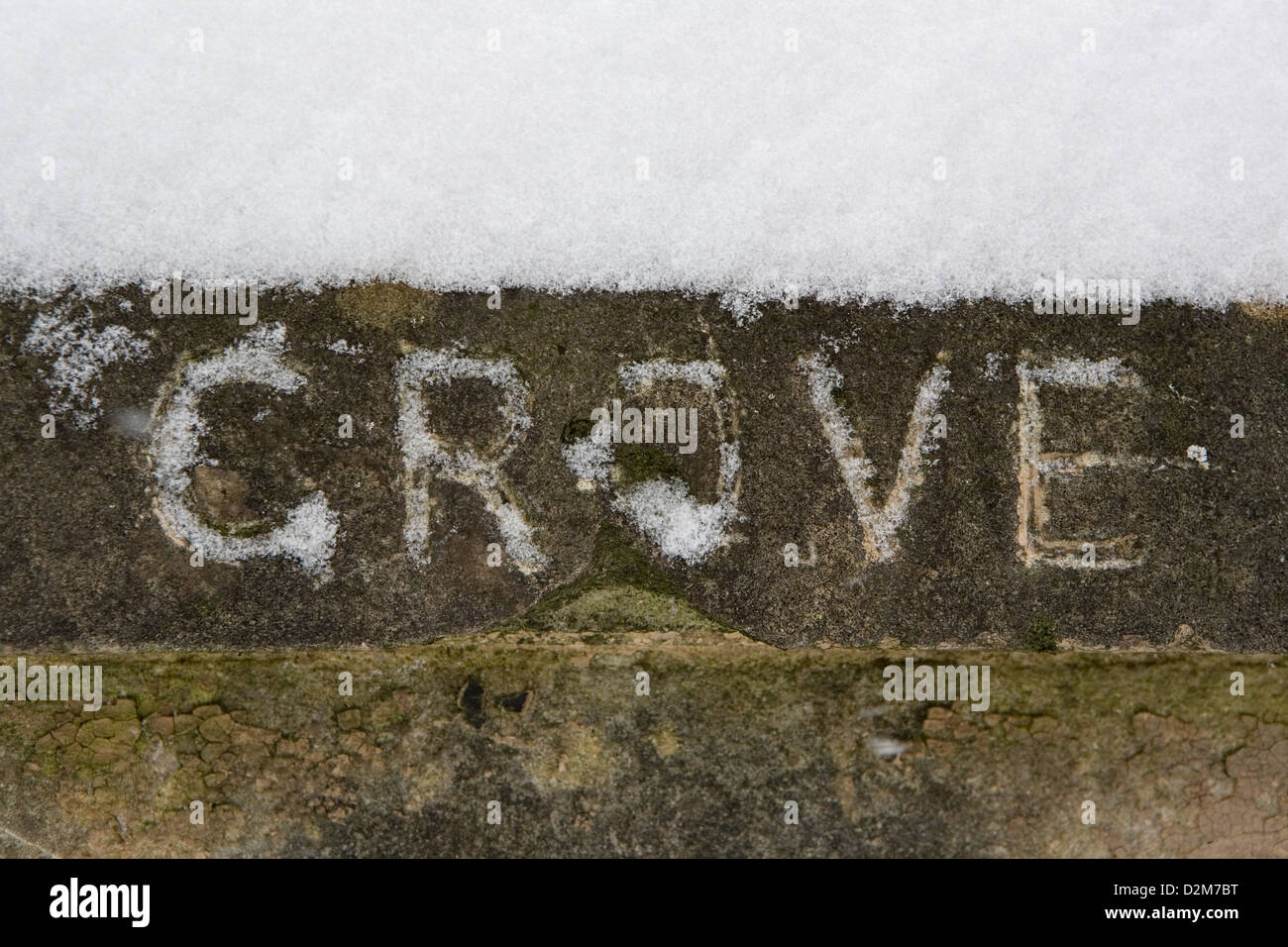 Schneebedeckte Säule/Steintor Post mit dem Wort, das Grove hinein geschnitzt. Stockfoto