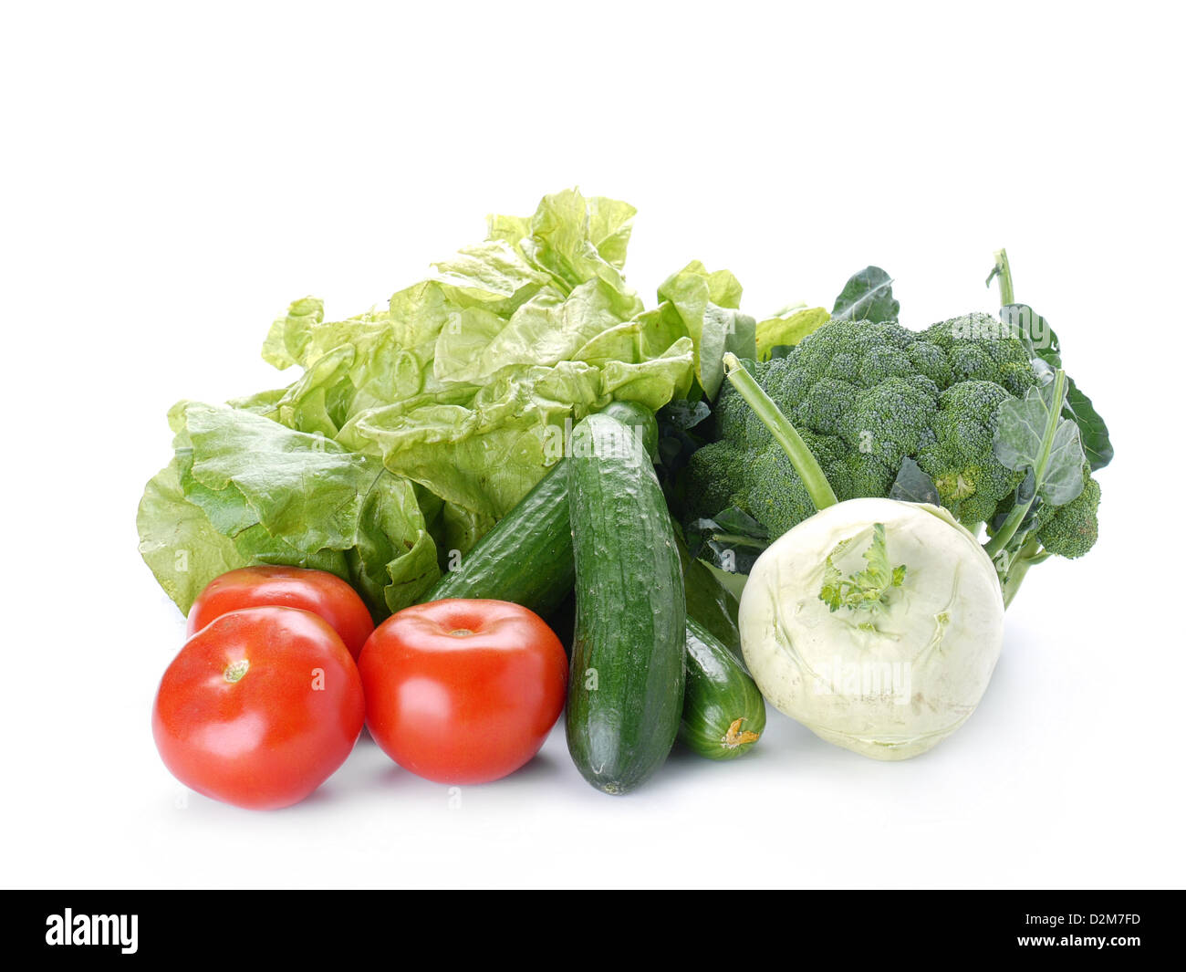 Frisches Gemüse wie Tomaten, Gurken, Salat, Brokkoli und Kohlrabi Stockfoto