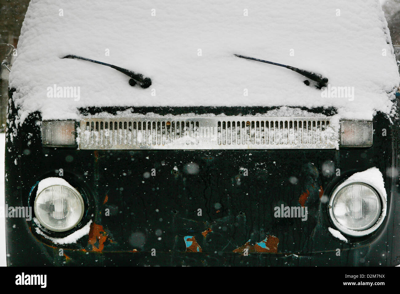 Alte, retro classic Volkswagen (VW) Wohnmobil Typ2 (T2) dunkelblau in Farbe mit Schnee bedeckt. Stockfoto
