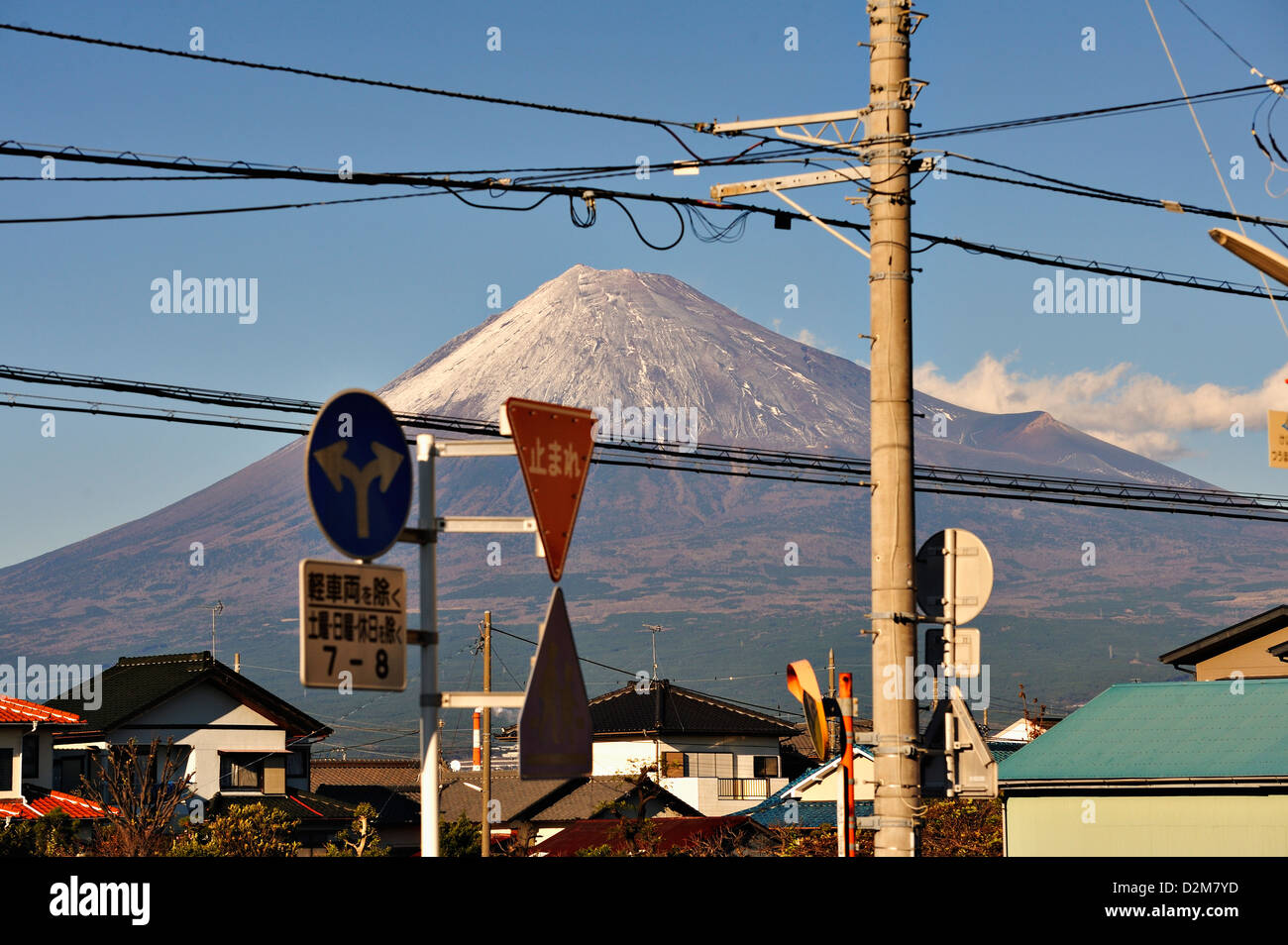 Mount Fuji gesehen von den Vororten von Fuji City, mit Stromleitungen, Telegrafenmast und Verkehrszeichen, Tokio Stockfoto